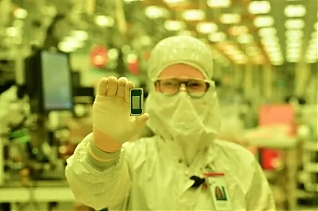 <p>Транснациональная компания Intel недавно анонсировала свою очередную разработку — новейший клиентский процессор Panther Lake и его серверный собрат Clearwater Forest. Уже стартовало изготовление чипов, при этом массовый выпуск начнется с началом 2026 года. Производство будет осуществляться на производственных мощностях в Чандлере (штат Аризона) с применением самой современной технологической нормы 18A.</p> <p>Транснациональная компания Intel недавно анонсировала свою очередную разработку — новейший клиентский процессор Panther Lake и его серверный собрат Clearwater Forest. Уже стартовало изготовление чипов, при этом массовый выпуск начнется с началом 2026 года. Производство будет осуществляться на производственных мощностях в Чандлере (штат Аризона) с применением самой современной технологической нормы 18A.</p>